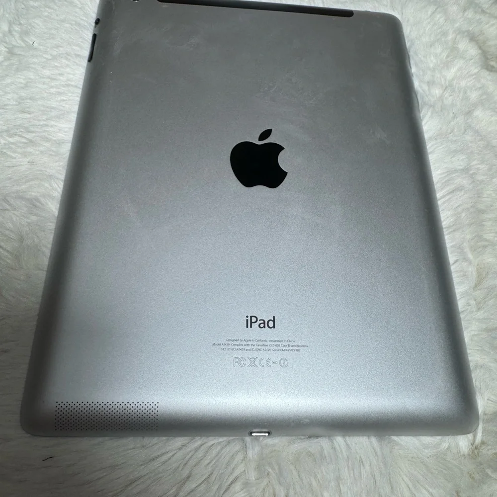 Apple iPad 4th Generation for parts or repairs (read)